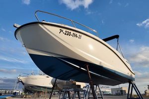 Quicksilver Activ 505 Open 2021 Quicksilver Activ 505 Open boat on stands under a clear blue sky.