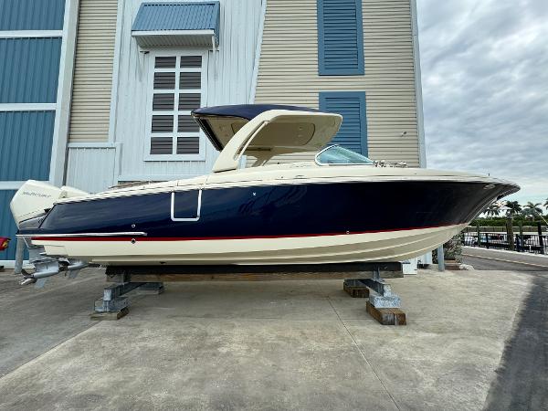 Chris-Craft Launch 31 GT 2021 Chris-Craft Launch 31 GT boat on display, side view.