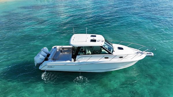 Boston Whaler 345 Conquest 2022 Boston Whaler 345 Conquest boat on clear turquoise water.
