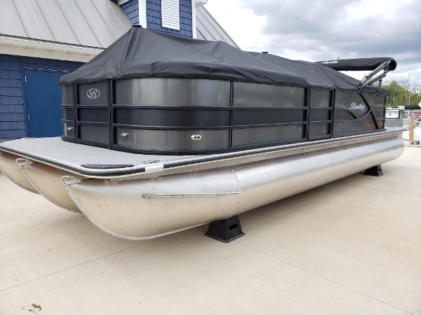 Bentley Pontoons Legacy 243 Navigator Ext 2025 Bentley Pontoons Legacy 243 Navigator Ext, covered, docked on a concrete surface.