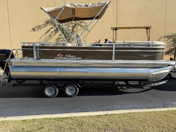 Sun Tracker SportFish 22 XP3 2025 Sun Tracker SportFish 22 XP3 pontoon boat with canopy on a trailer.
