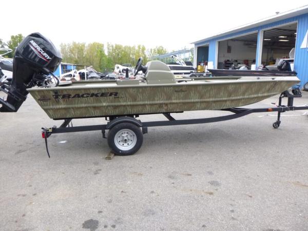 Tracker Grizzly 1648 SC 2024 Tracker Grizzly 1648 SC boat on trailer, parked outdoors.