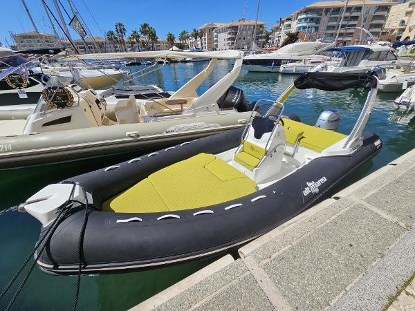Altamarea WAVE 20 2022 Altamarea WAVE 20 boat docked in a marina, featuring yellow seating and sleek design.