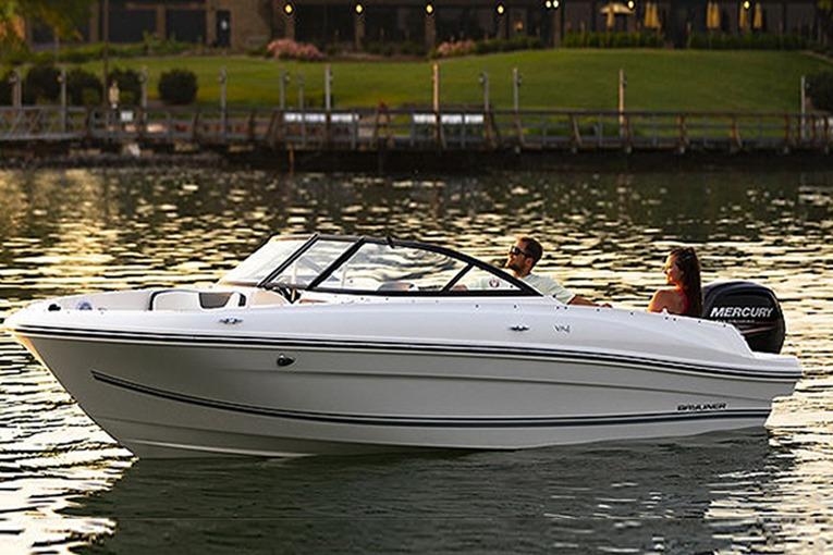 Bayliner VR4 Bowrider OB Bayliner VR4 OB es ideal para practicar deportes acuáticos o pescar. Perfecta para relajarse. De 5,66 metros de eslora y disponible para próxima entrega en Cunit (Tarragona) España