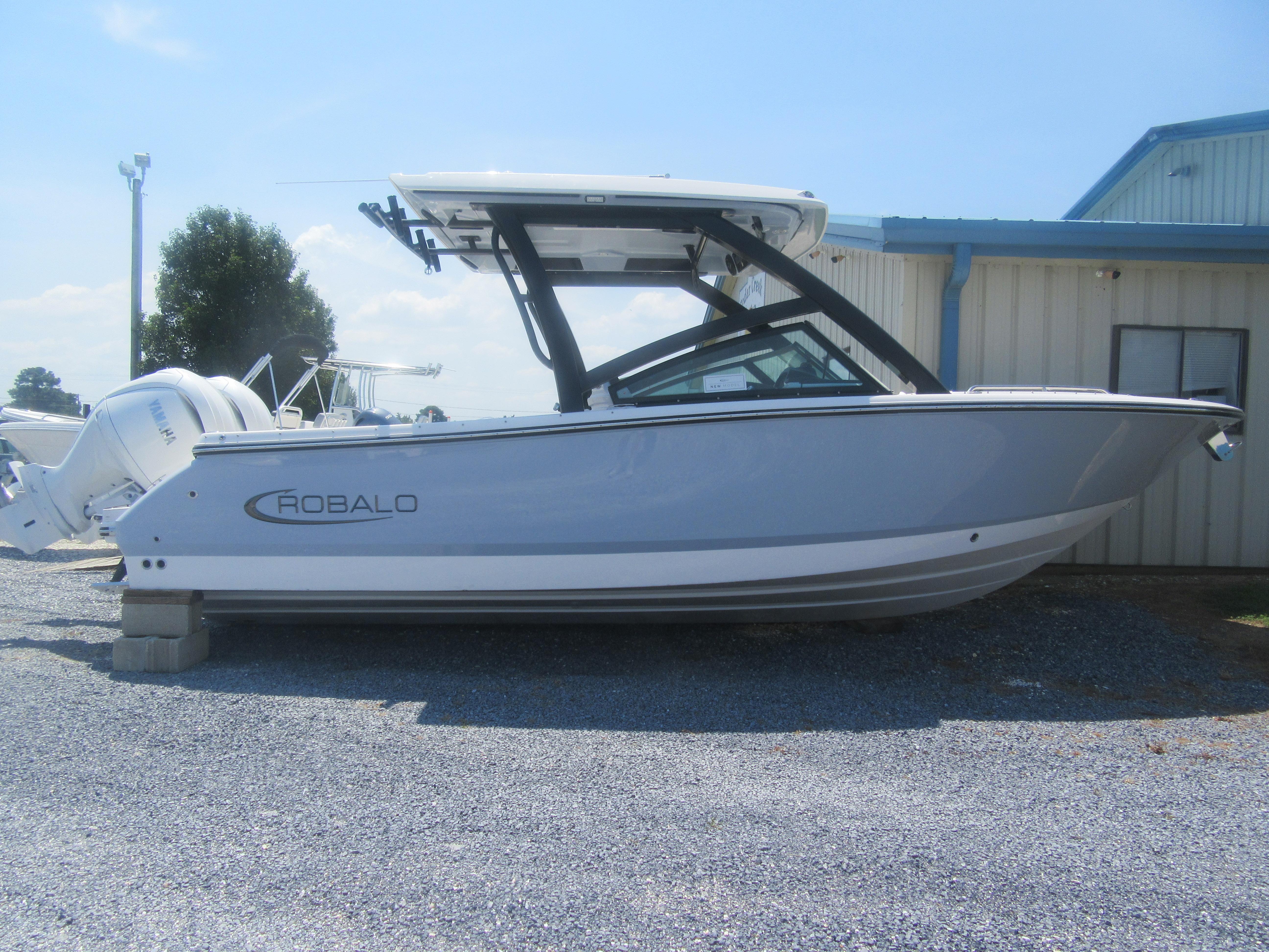 2025 Robalo R257 Dual Console
