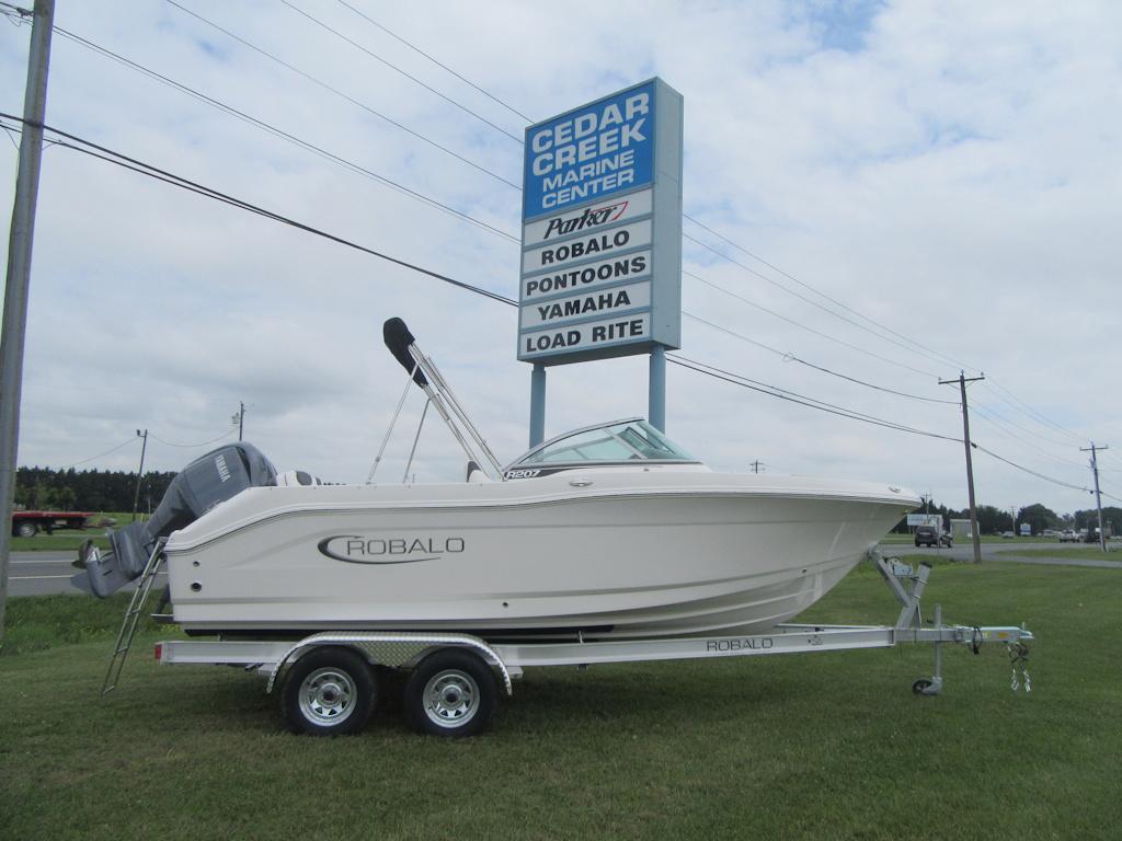 2025 Robalo R207 Dual Console