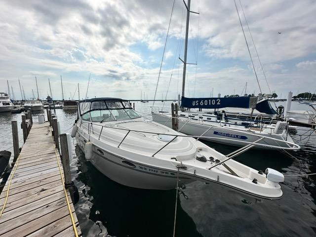 Maxum 3000 SCR 1999 Maxum 3000 SCR boat docked at marina under cloudy sky.