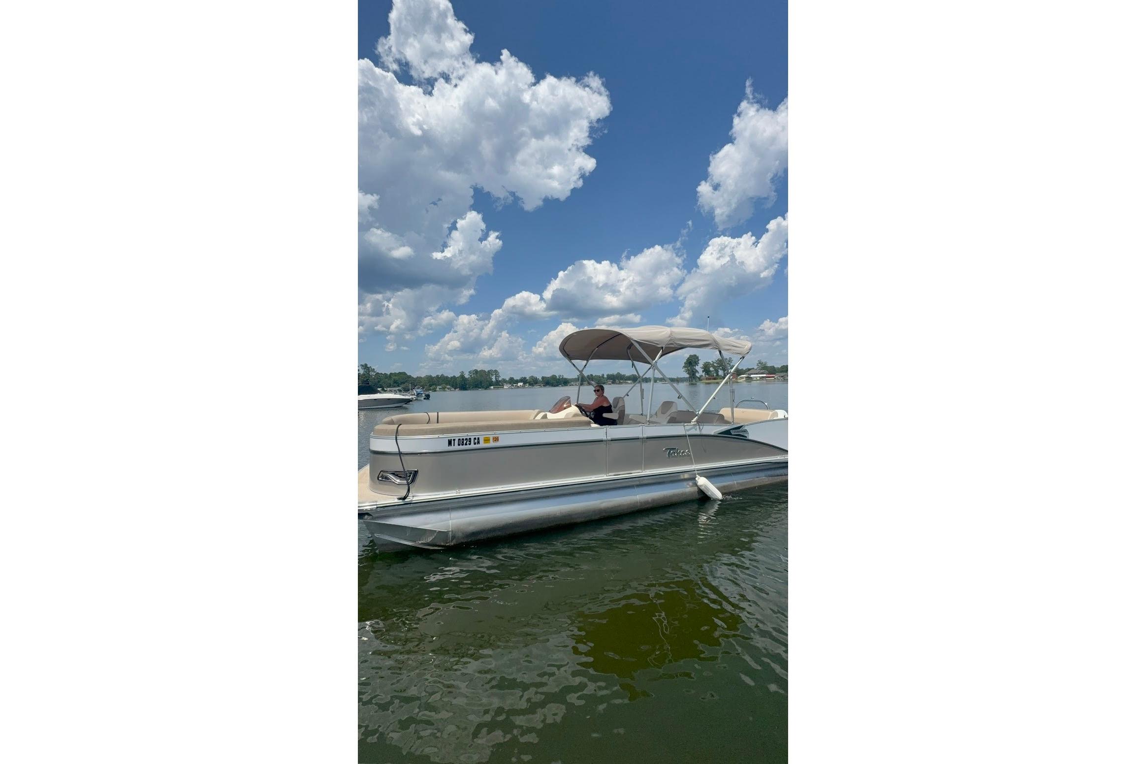 2023 Tahoe Pontoon Cascade Rear Lounger