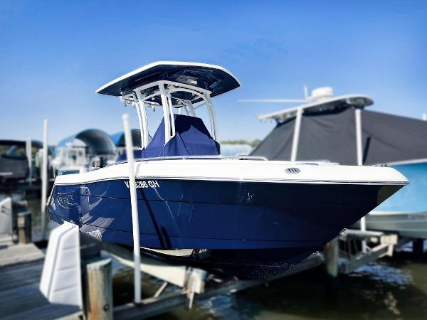 2021 Robalo R222 Explorer