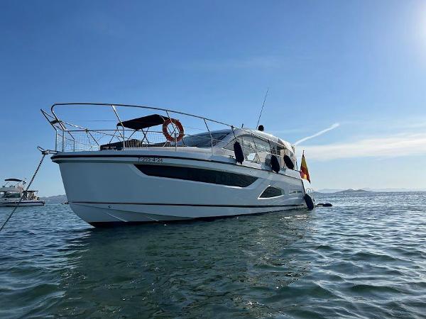 Sealine C390V