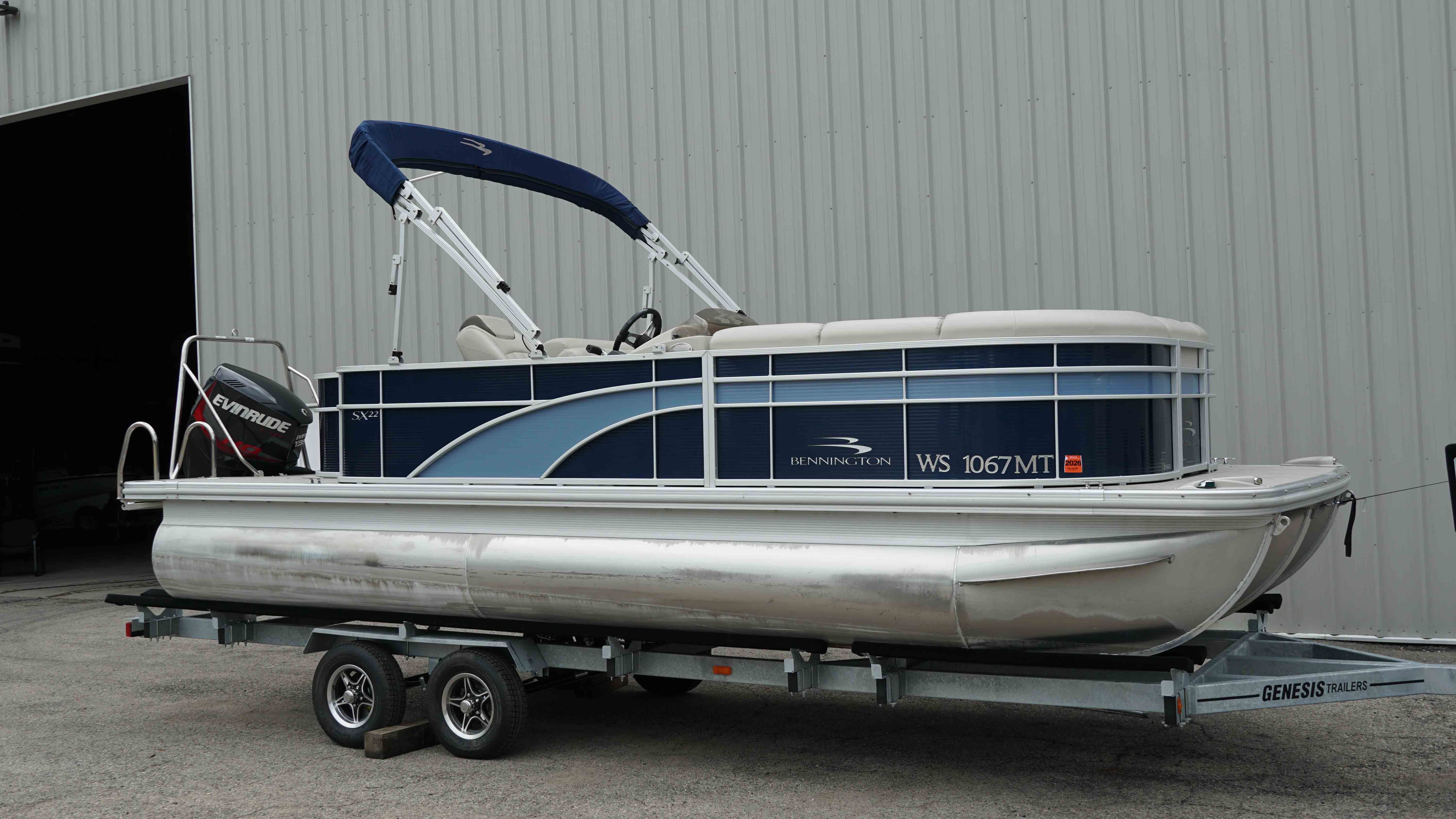 Bennington SX22 2016 Bennington SX22 pontoon boat on trailer, featuring blue and silver design.