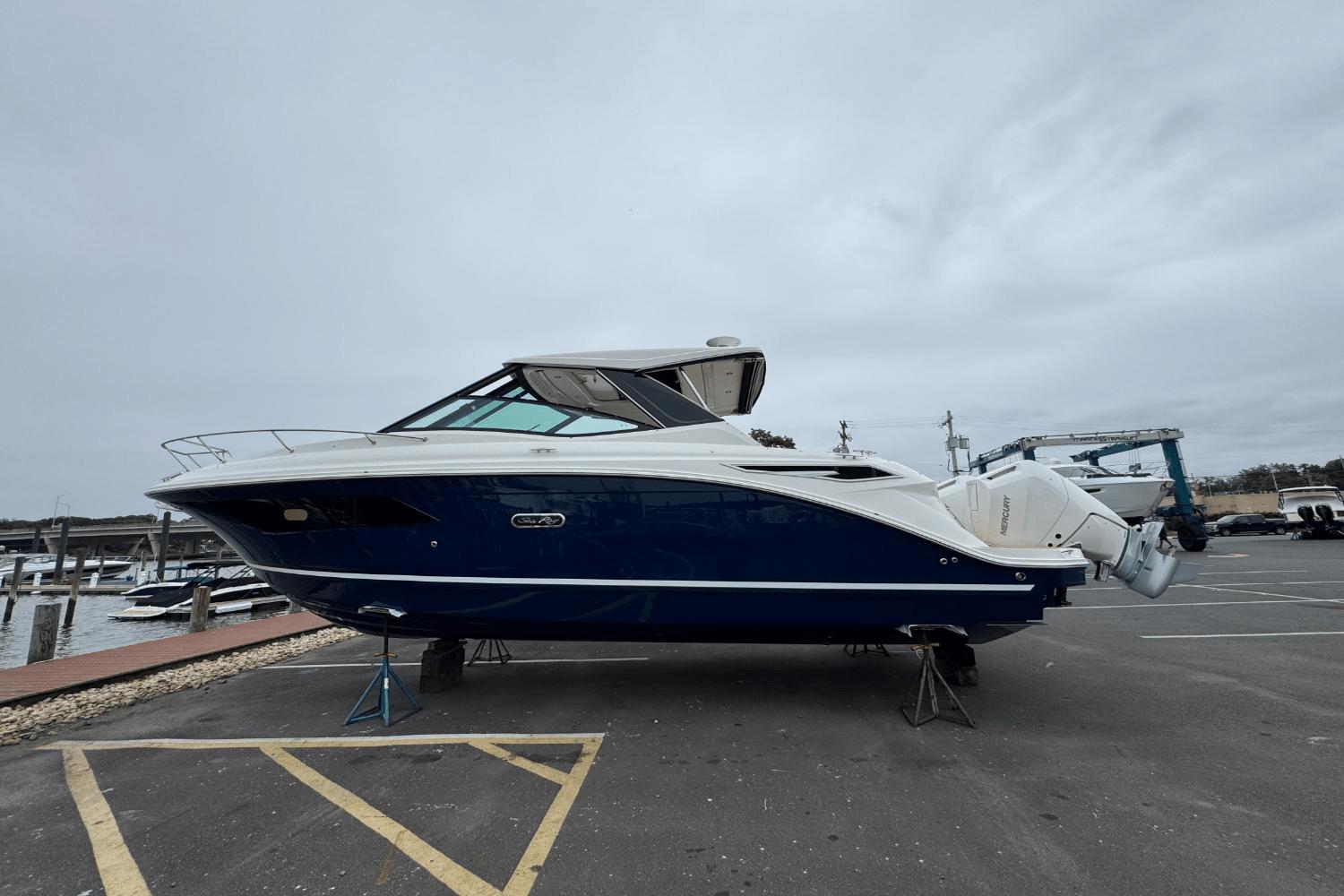 2026 Sea Ray Sundancer 320 Outboard