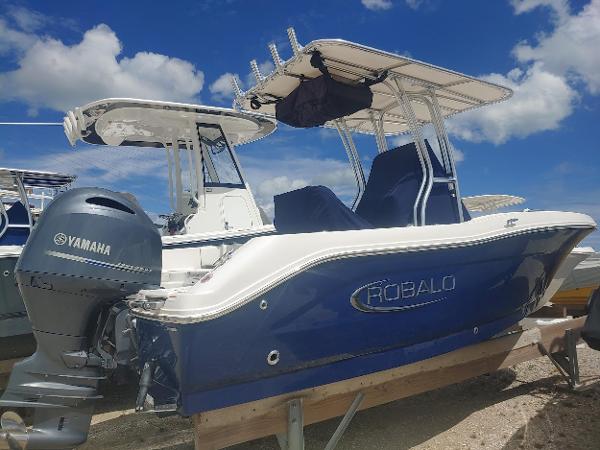Robalo R180 Center Console 2022 Robalo R180 Center Console boat with Yamaha engine, parked under a blue sky.