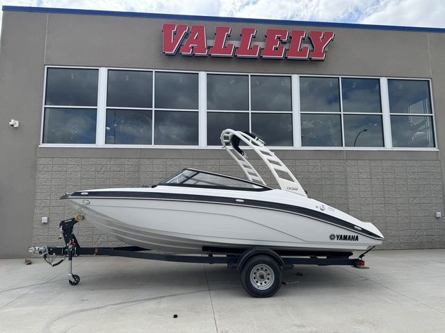 Yamaha Boats 195S 2025 Yamaha Boats 195S on trailer outside Vallely dealership.
