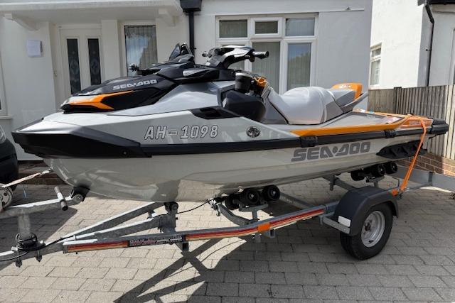 Sea-Doo Fishpro Trophy 170 2022 Sea-Doo Fishpro Trophy 170 on trailer, parked in front of a house.