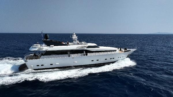 1988 Cantieri di Pisa Akhir 30 VR