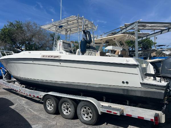 1999 Contender 35 Center Console w/ Foward Cuddy