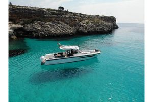 Nimbus T11 T-TOP 2021 Nimbus T11 T-TOP boat in clear turquoise water near rocky coastline.