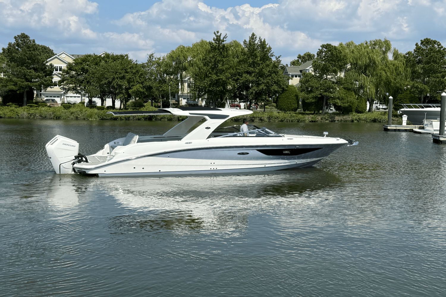 Sea Ray SLX 350 Outboard
