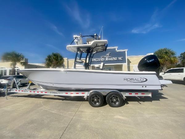 Robalo 266 Cayman SD 2024 Robalo 266 Cayman SD boat on trailer at Angler's Marine NC.