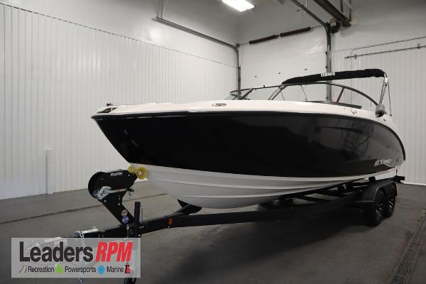 Yamaha Boats 250 SX 2025 Yamaha Boats 250 SX in showroom, black and white design, on trailer.