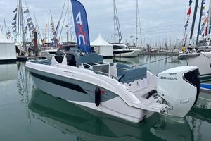 Ranieri H28DC Ranieri H28DC 2025 motorboat in harbor with Honda engine.