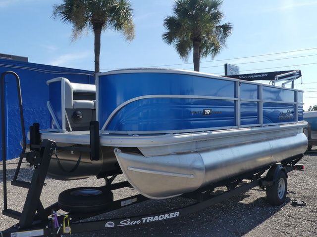 2026 Sun Tracker Party Barge 18 DLX