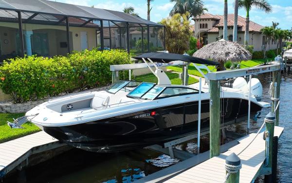 Sea Ray SDX 290 Outboard 2020 Sea Ray SDX 290 Outboard boat docked in a sunny waterfront setting.