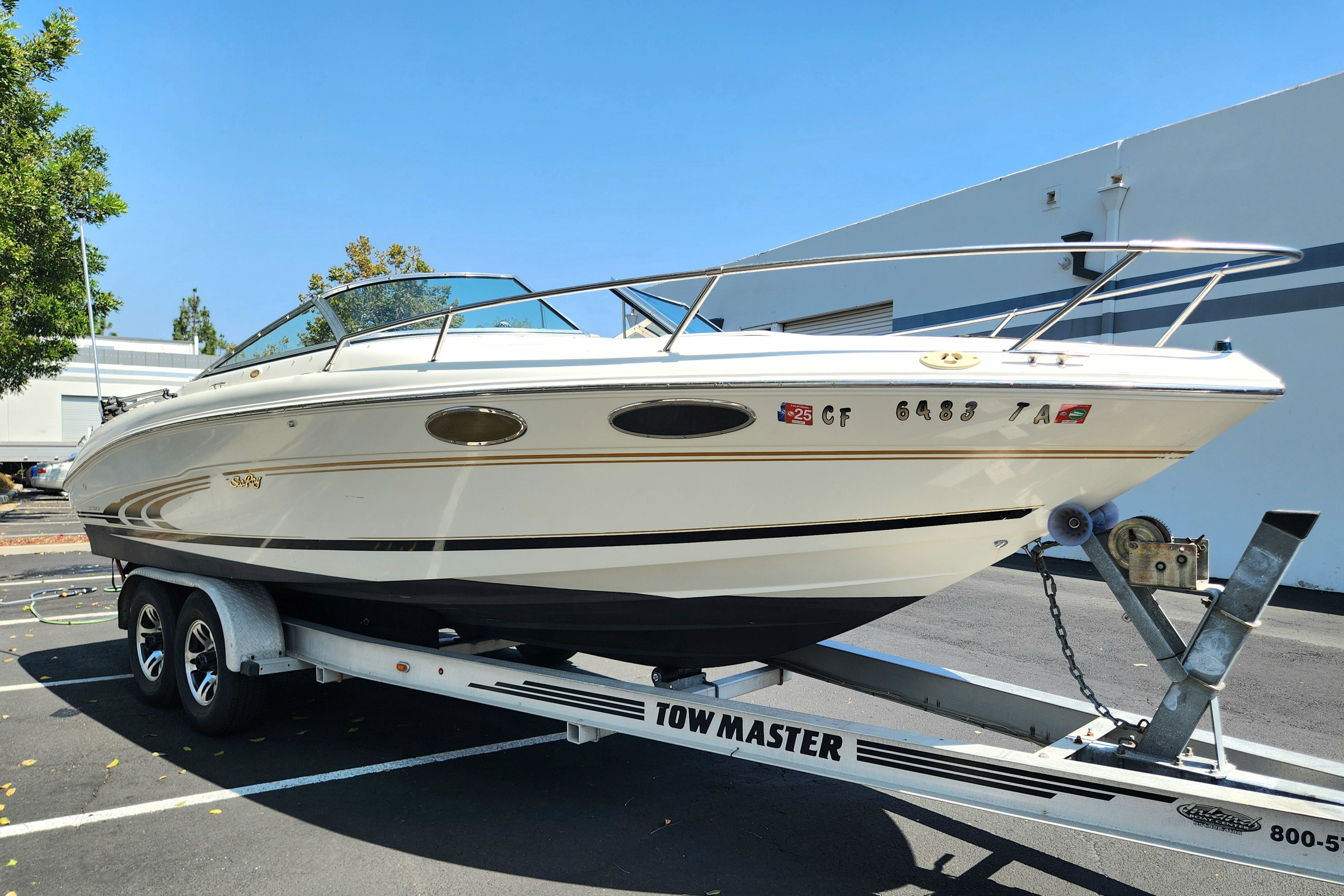 1998 Sea Ray 230 Signature Cuddy Cabin