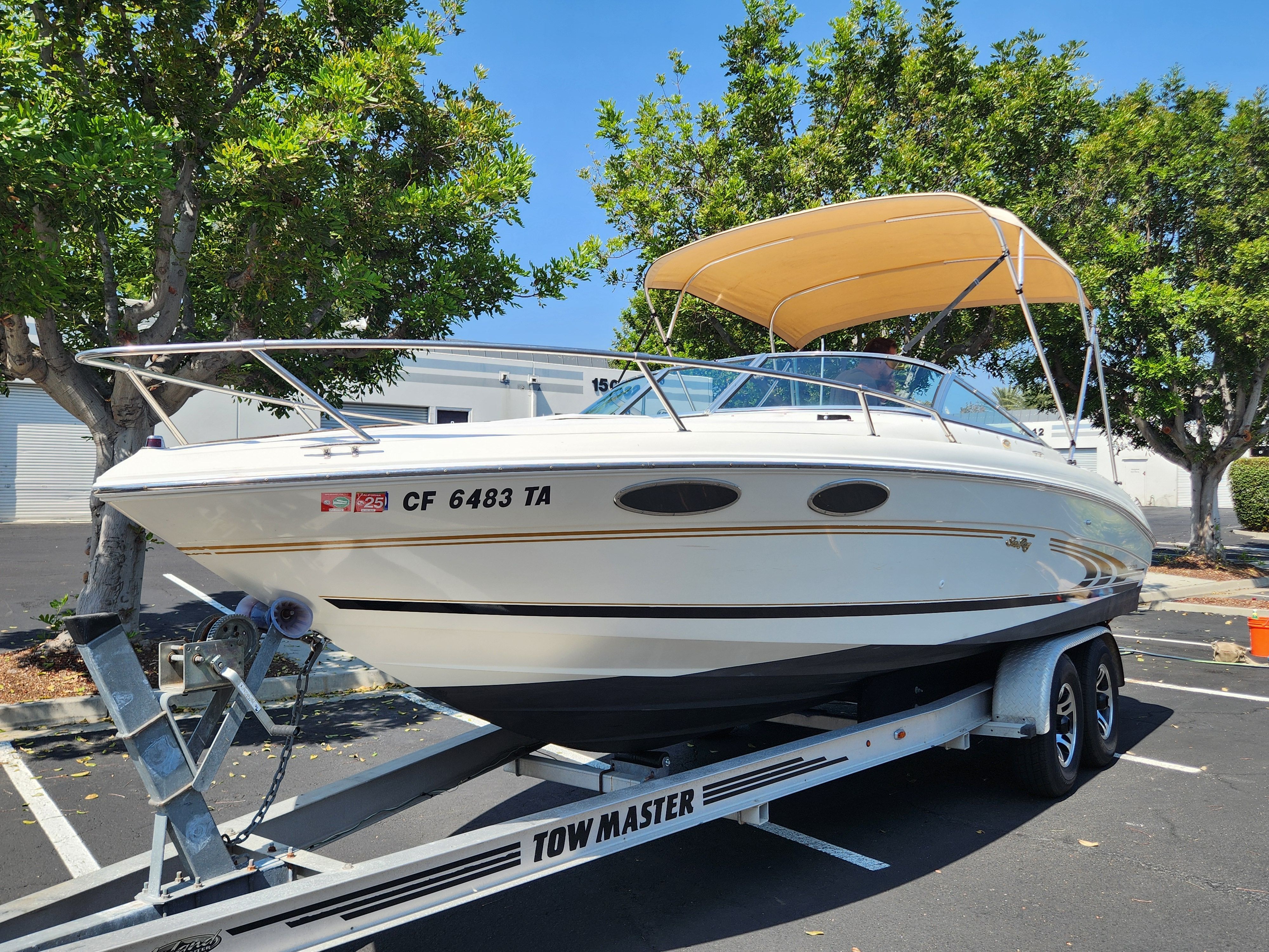 1998 Sea Ray 230 Signature Cuddy Cabin
