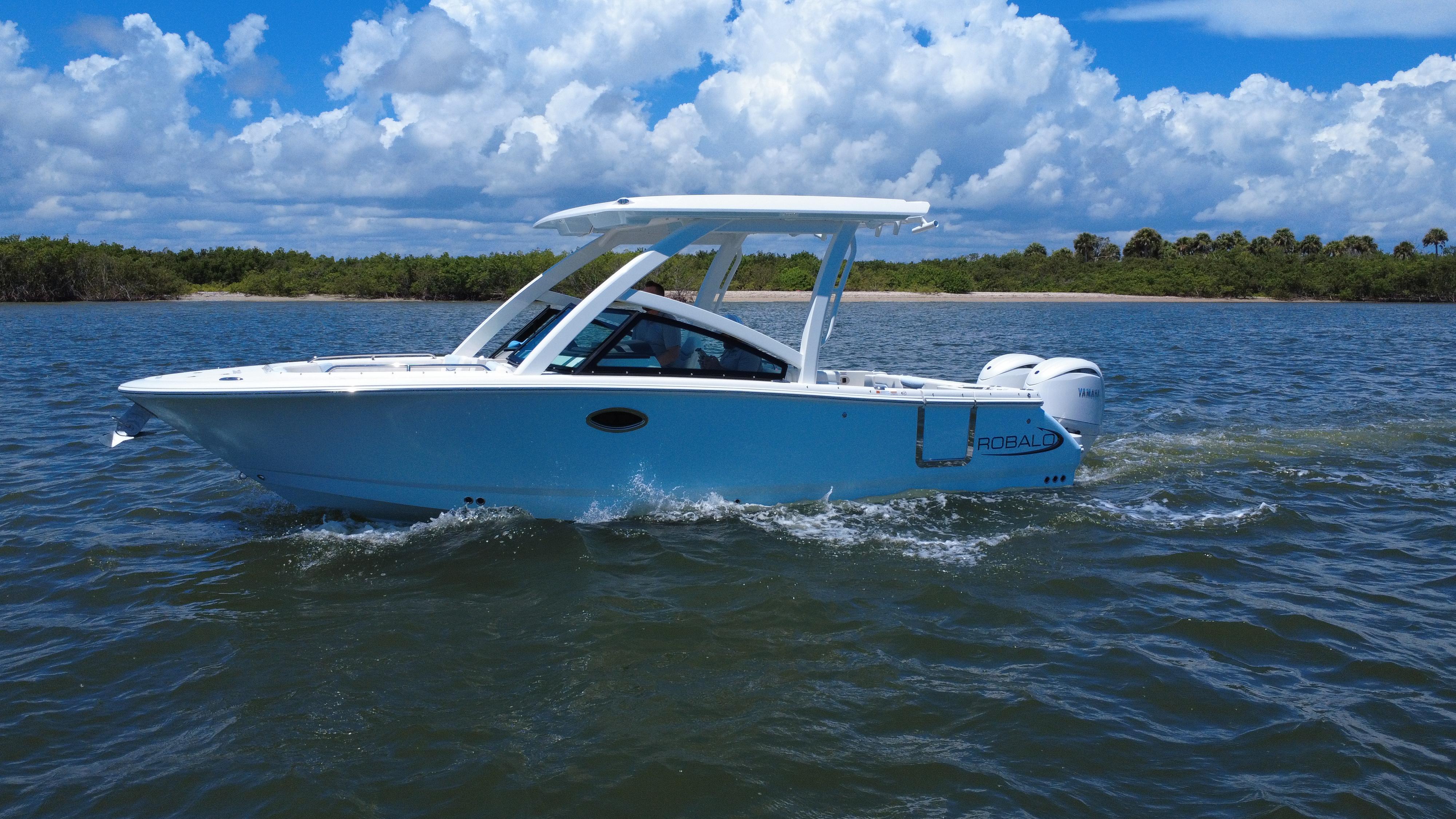 2025 Robalo R257 Dual Console