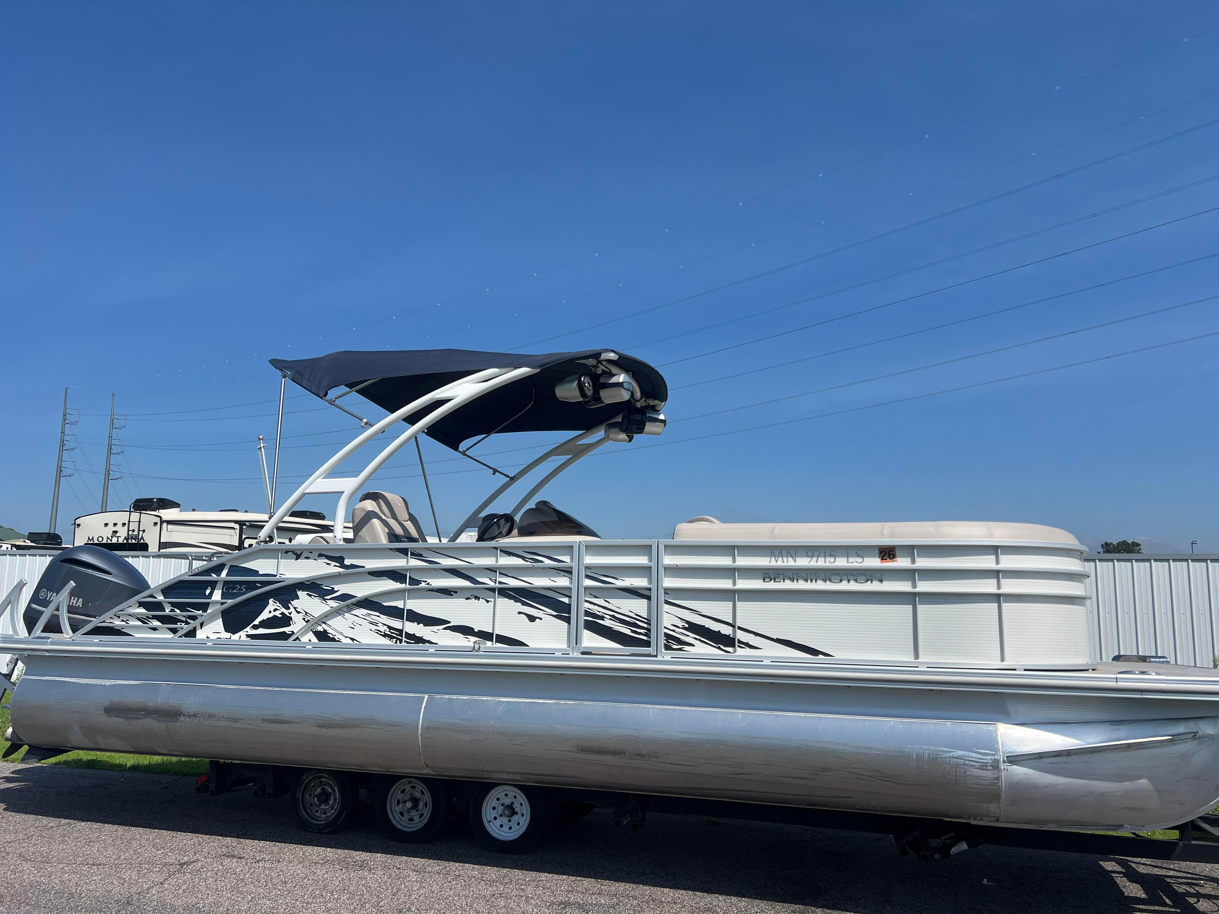 Bennington 25 GSB ARCH TRI-TOON 2018 Bennington 25 GSB ARCH TRI-TOON pontoon boat with canopy, parked on trailer.