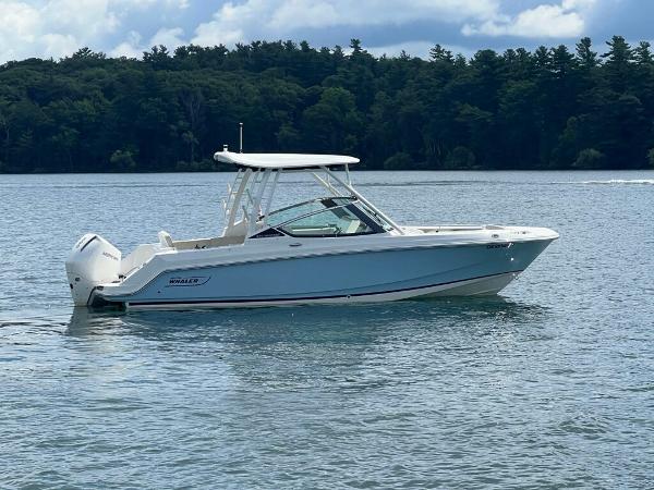 2023 Boston Whaler 240 Vantage