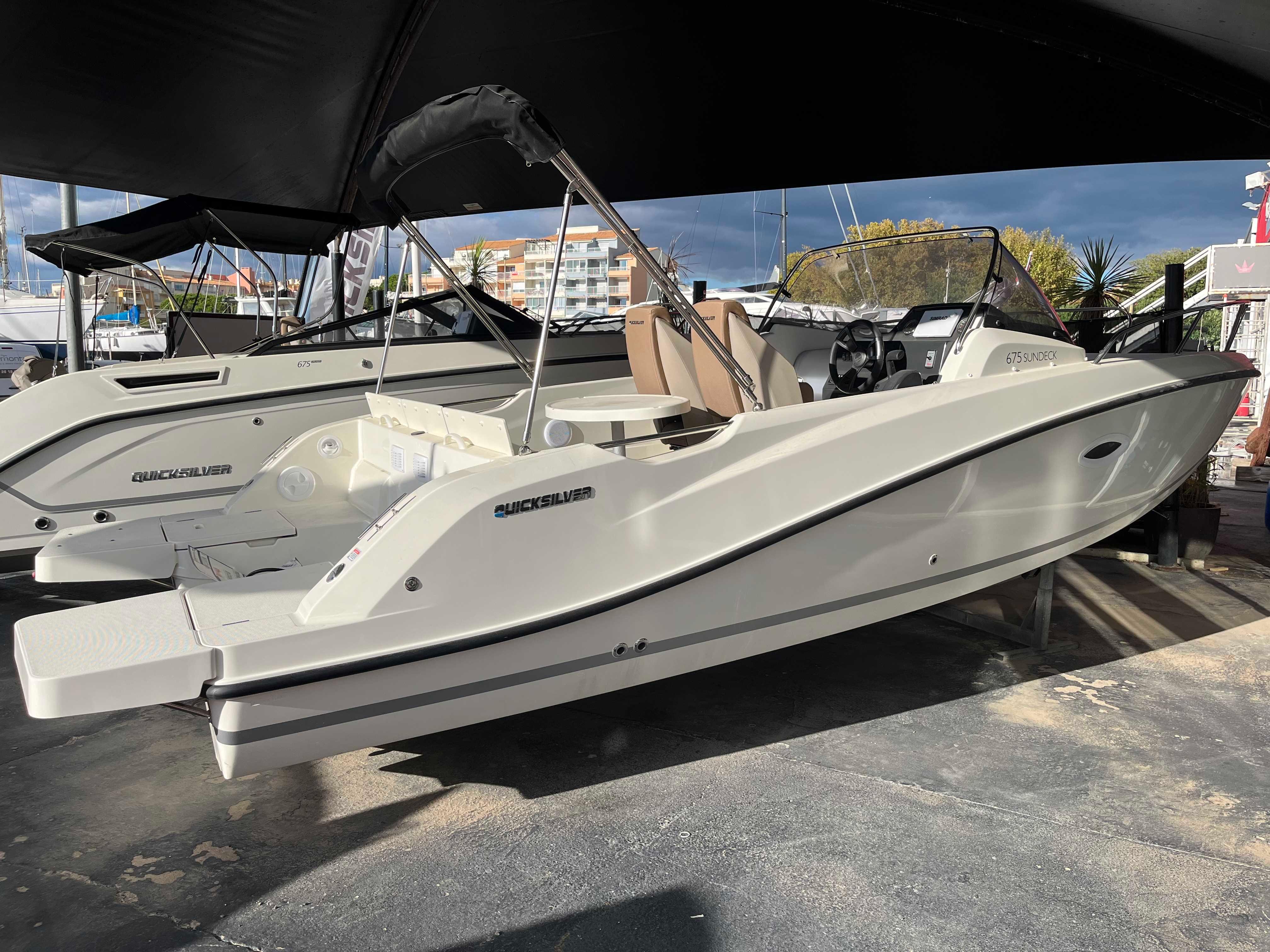 Quicksilver Activ 675 Sundeck
