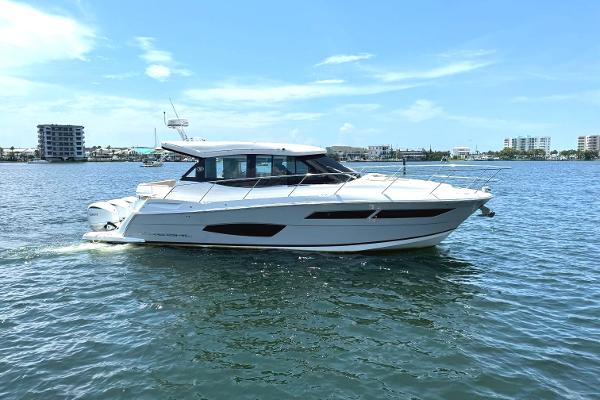 Regal 38 XO 2022 Regal 38XO-STBD Profile