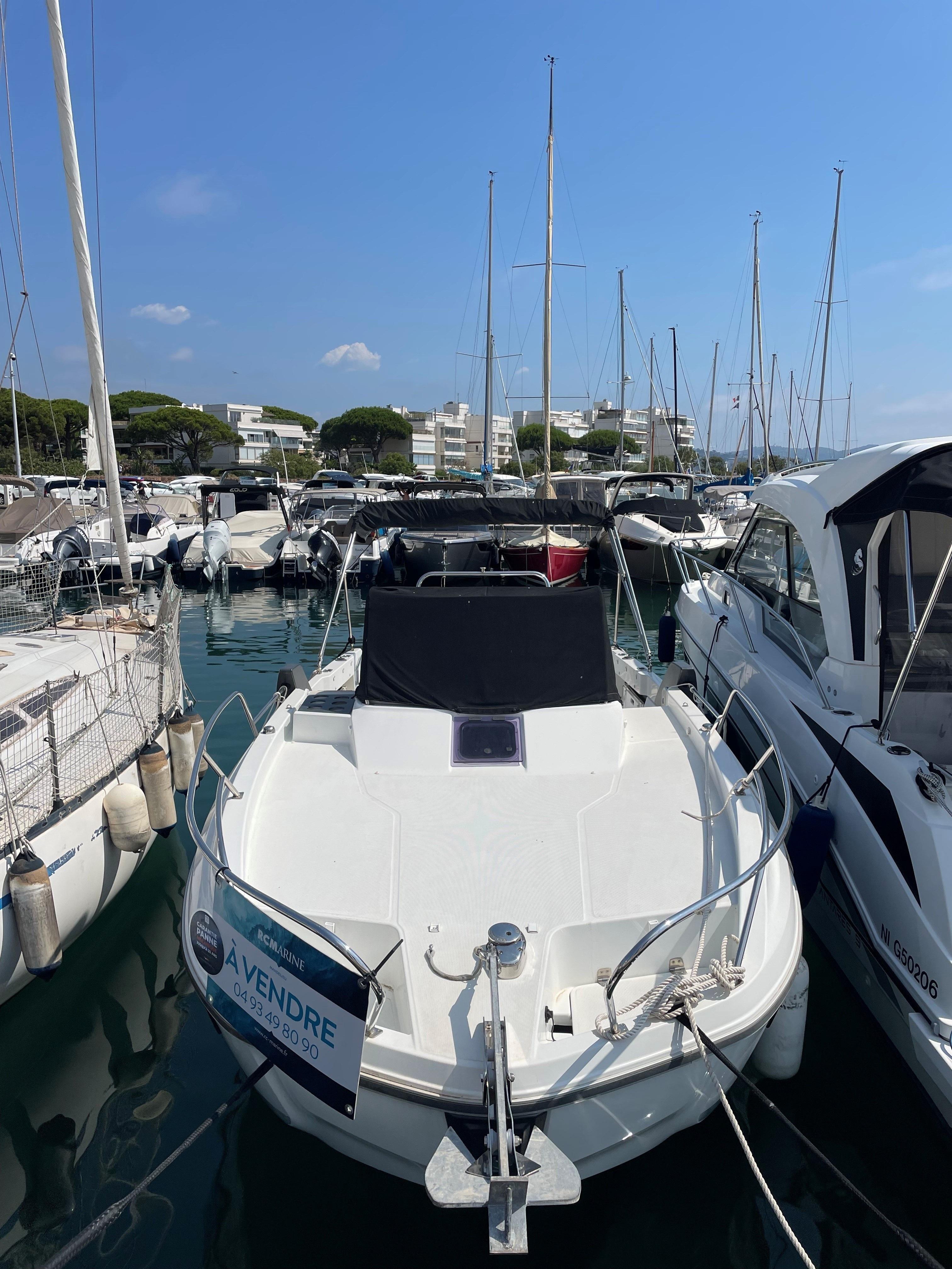 Beneteau Flyer 7.7 Sundeck 2017 Beneteau Flyer 7.7 Sundeck boat docked in marina, for sale sign visible.