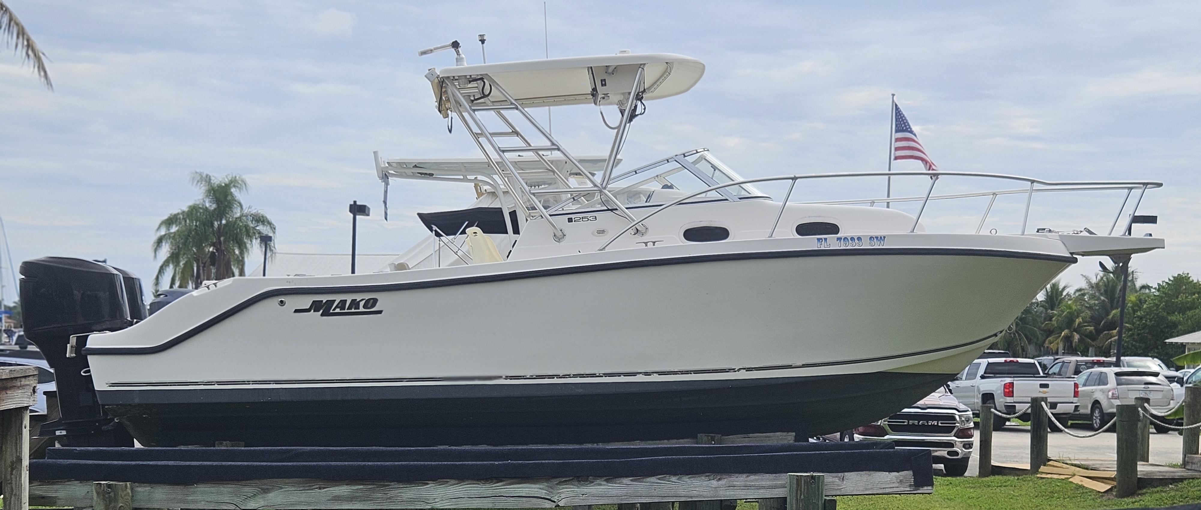 2006 Mako 253 Walk Around