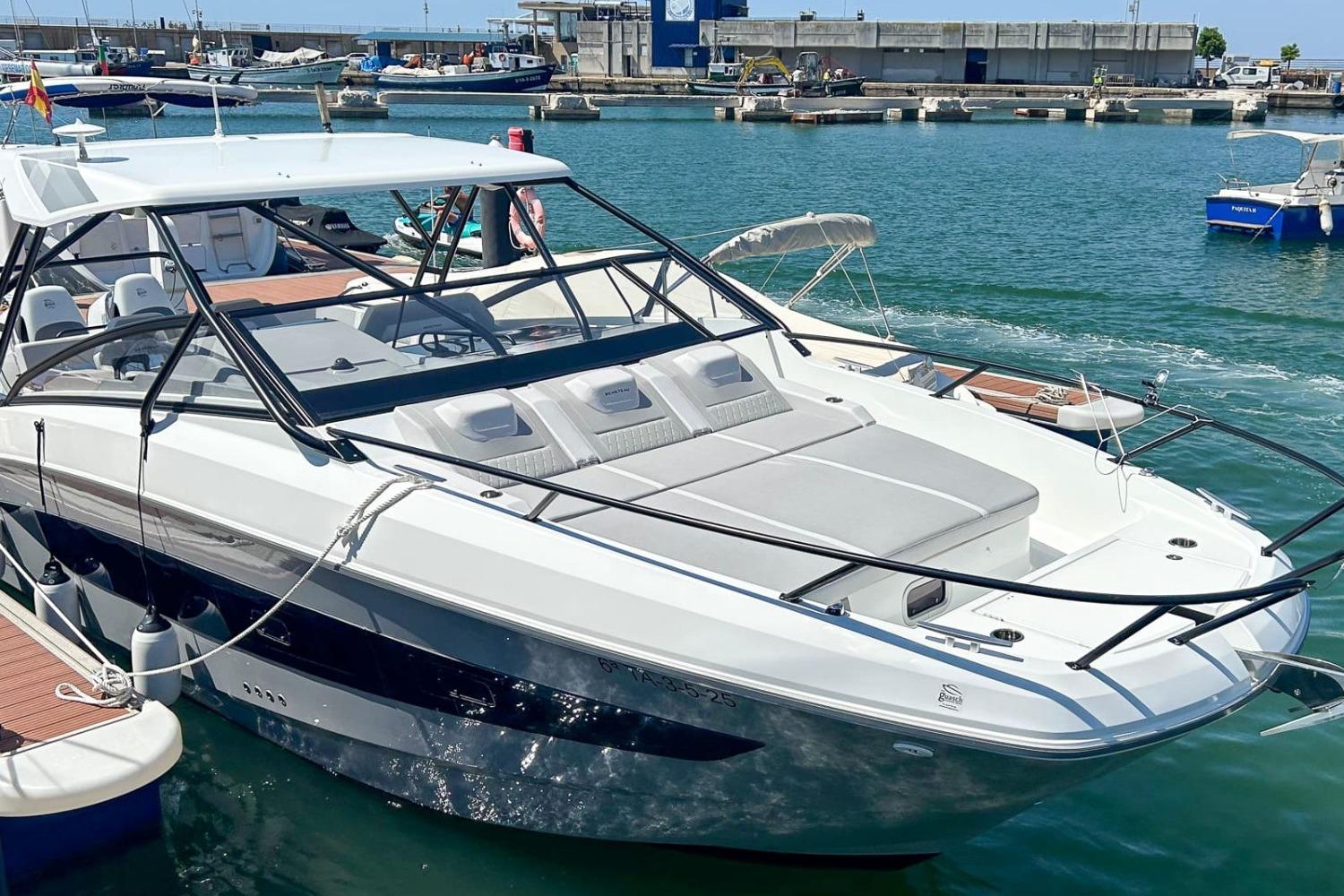 Beneteau Flyer 10 2025 Beneteau Flyer 10 docked at marina, sleek design, spacious deck, modern features.