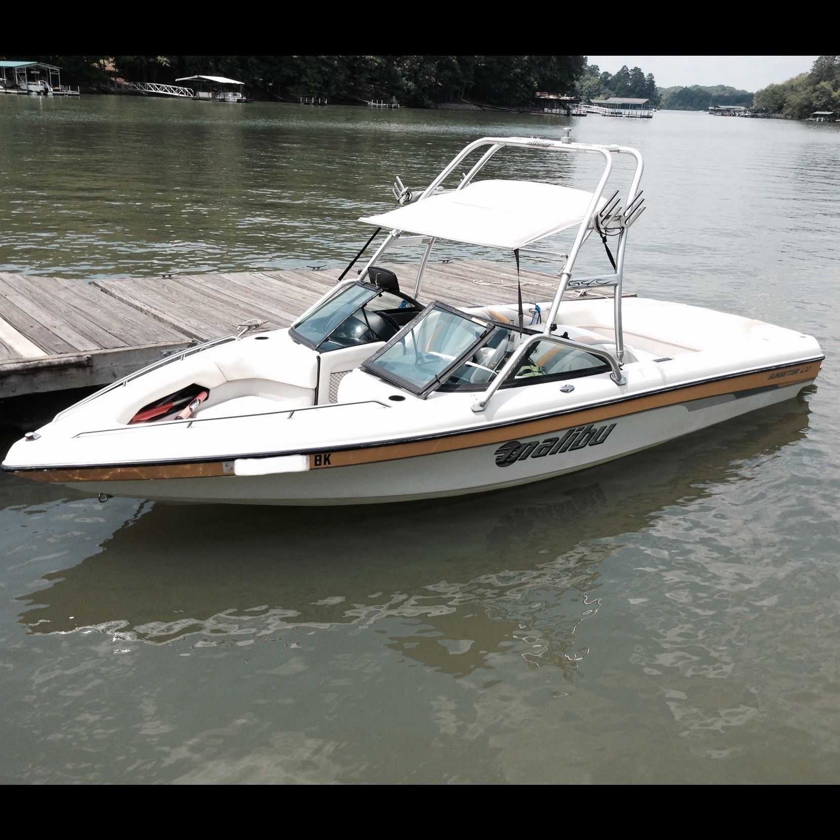 Malibu Sunsetter LXi 2001 Malibu Sunsetter LXi boat docked on a calm lake.