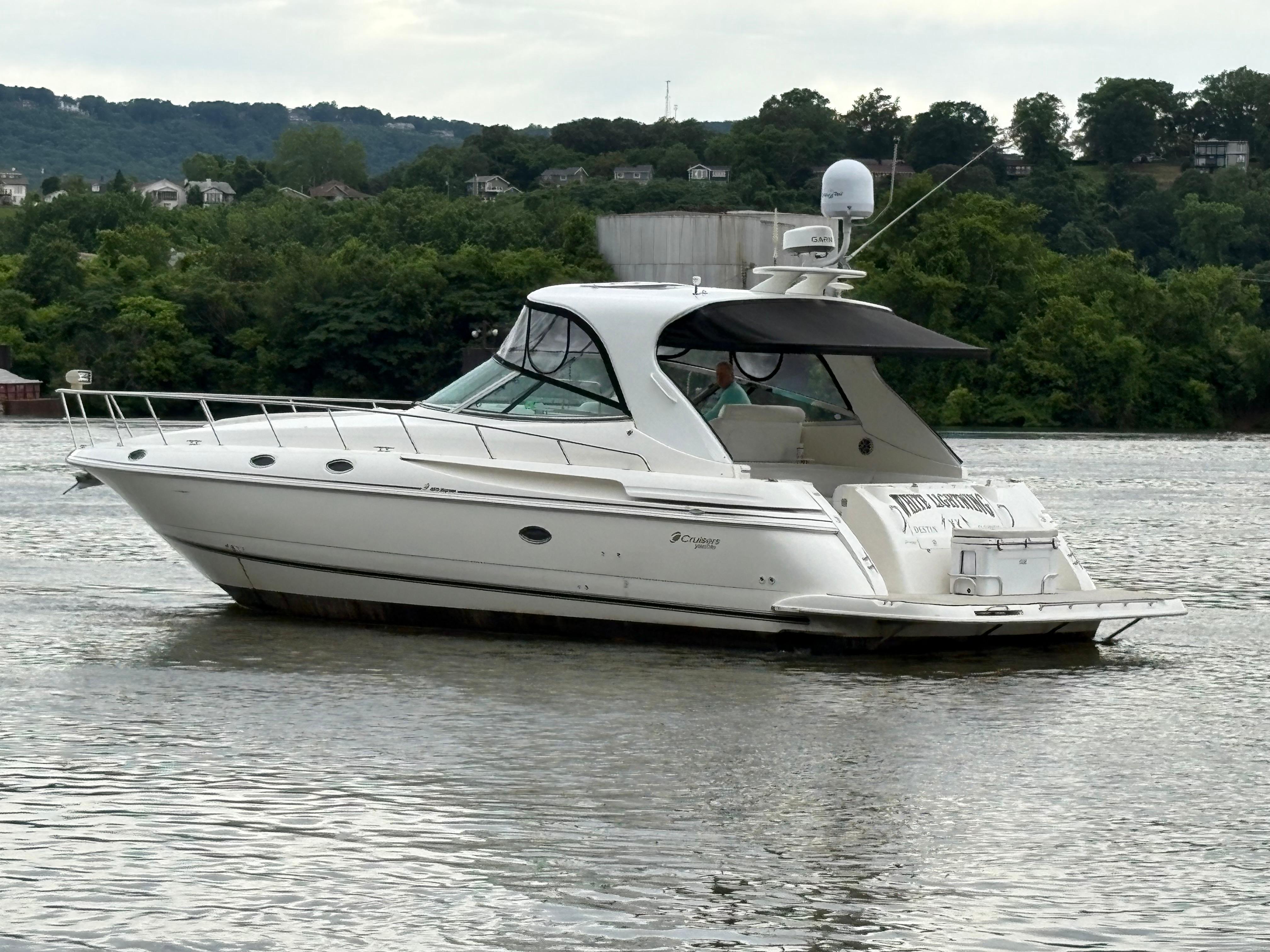 2003 Cruisers Yachts 4270 Express