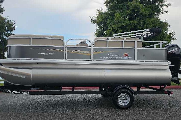 2025 Sun Tracker Party Barge 18 DLX
