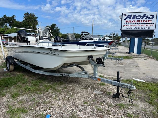 Mako Pro Skiff 17 CC 2023 Mako Pro Skiff 17 CC boat on trailer at Aloha Marine dealership.
