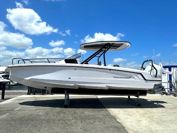 Axopar 25 Cross Top 2024 Axopar 25 Cross Top boat displayed outdoors under a clear blue sky.