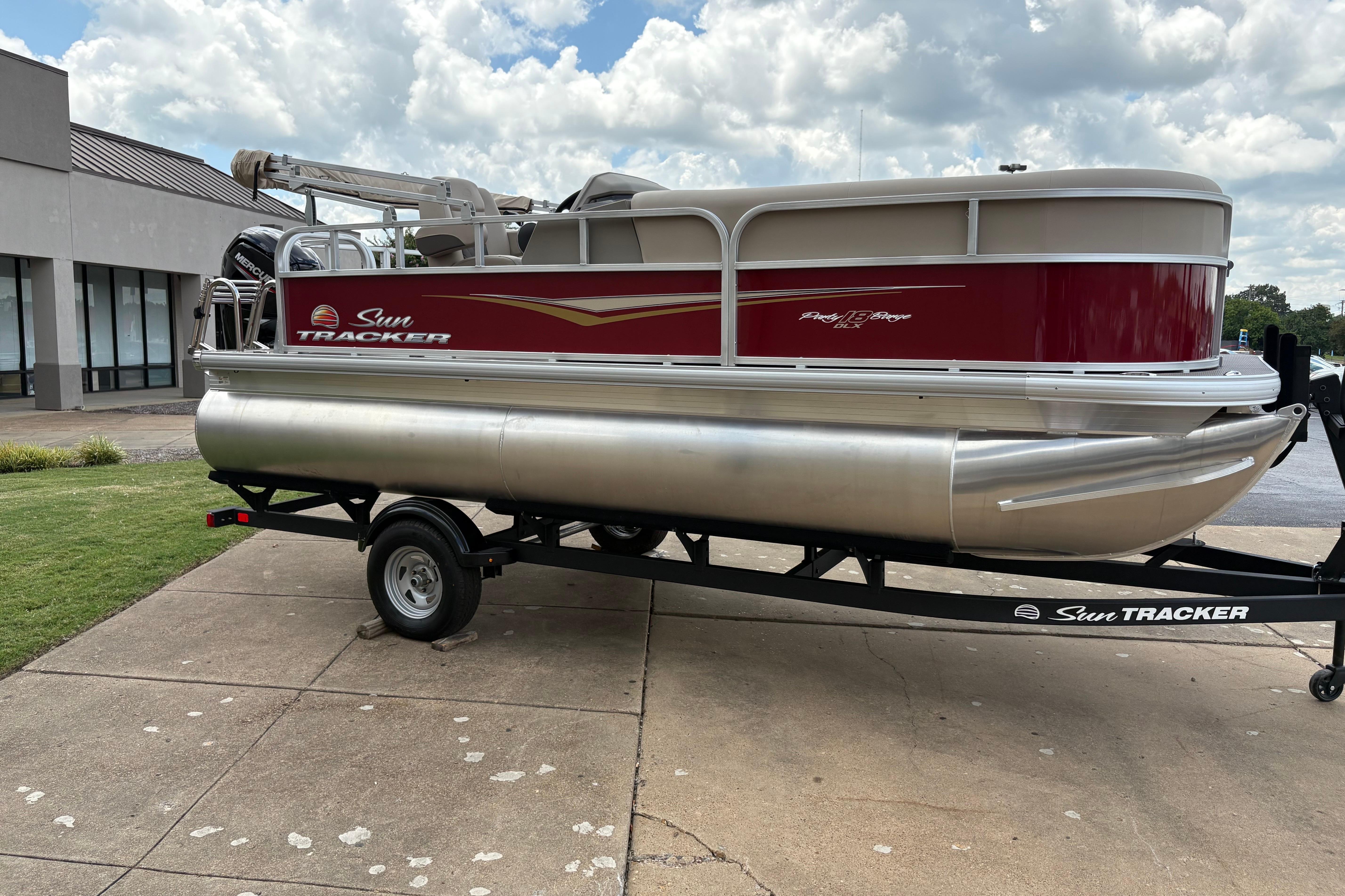 2025 Sun Tracker Party Barge 18 DLX
