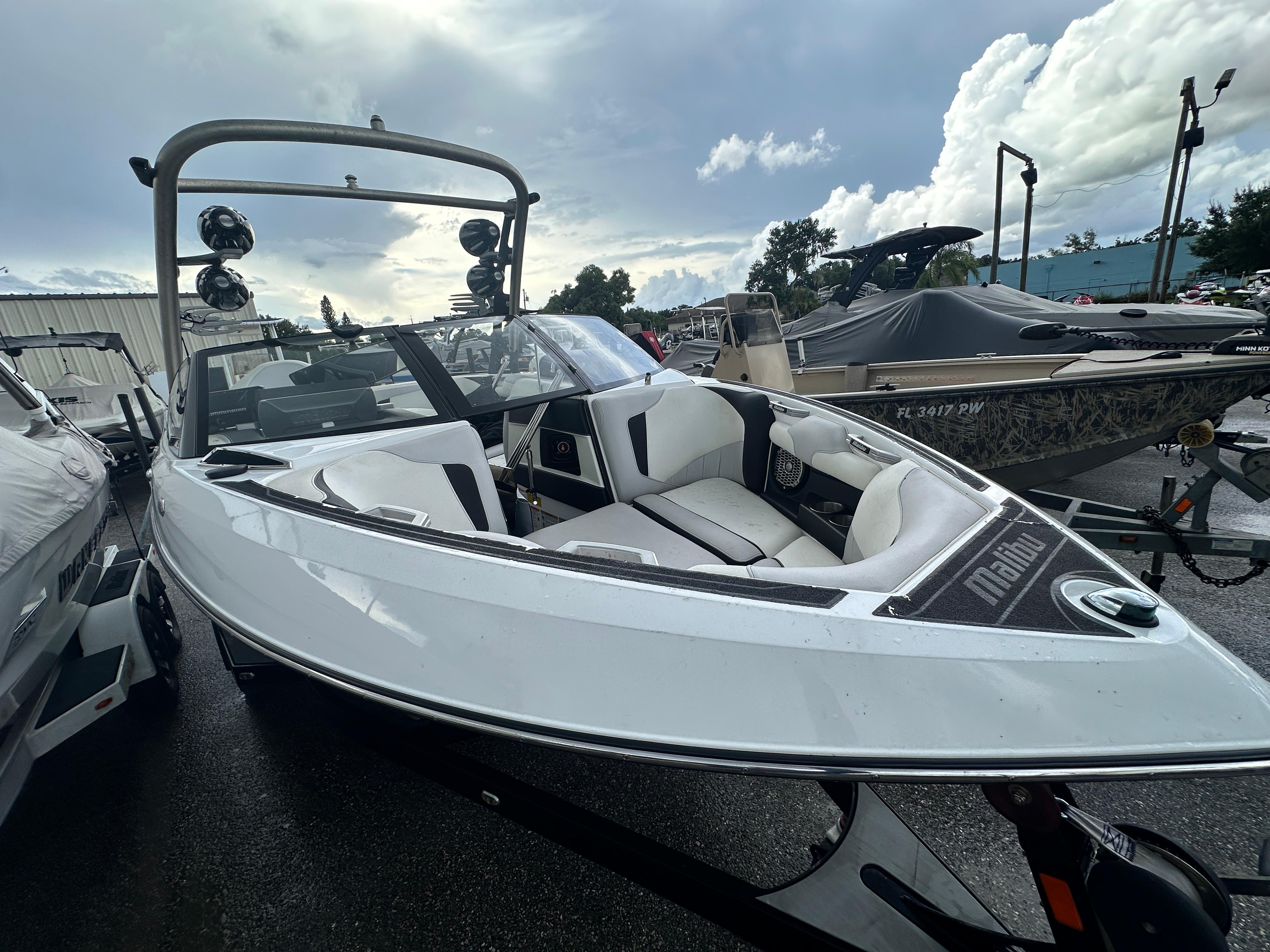 Malibu Wakesetter 20 VTX 2016 Malibu Wakesetter 20 VTX boat with sleek design and modern features.