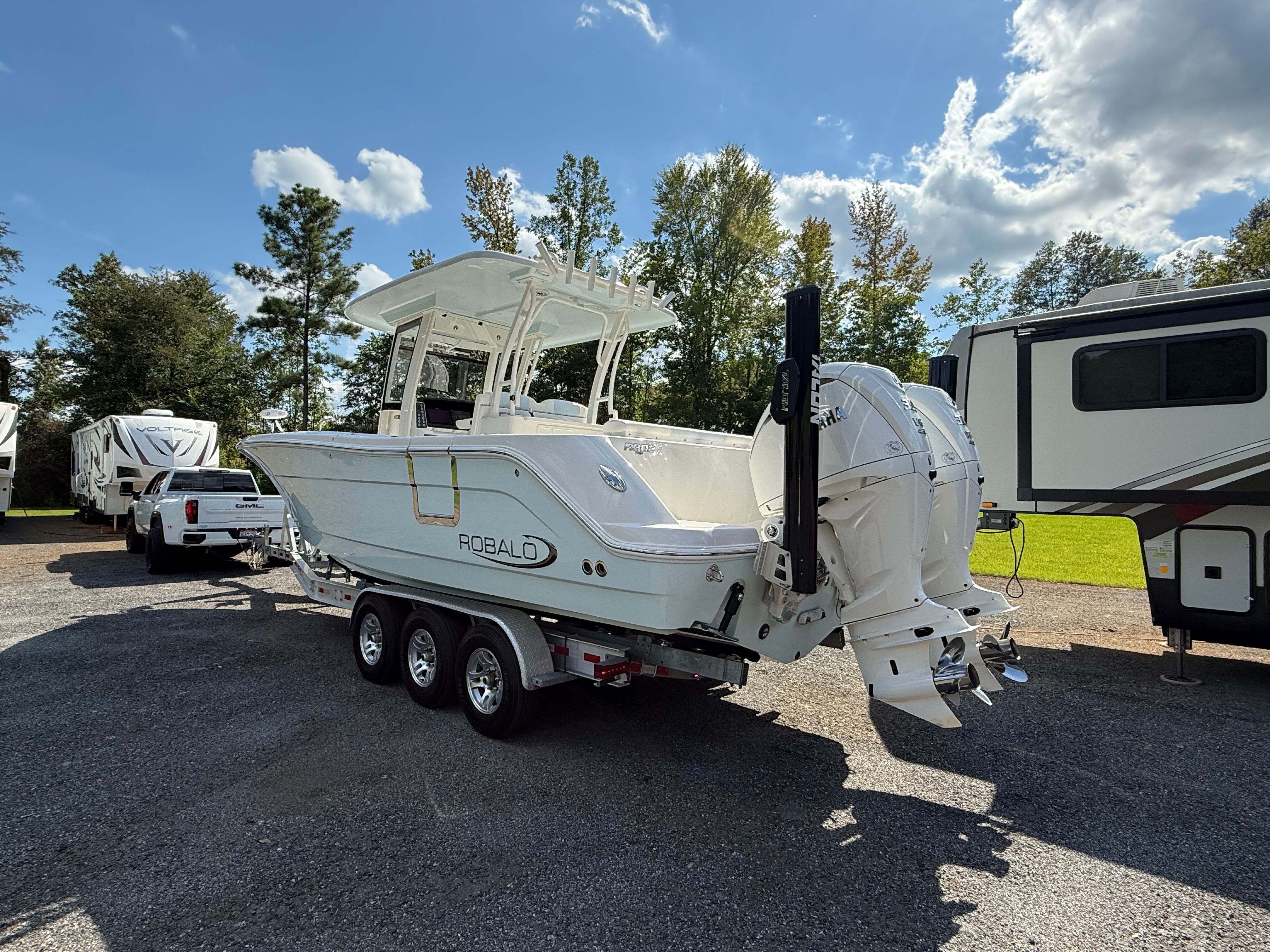 2023 Robalo R302 Center Console