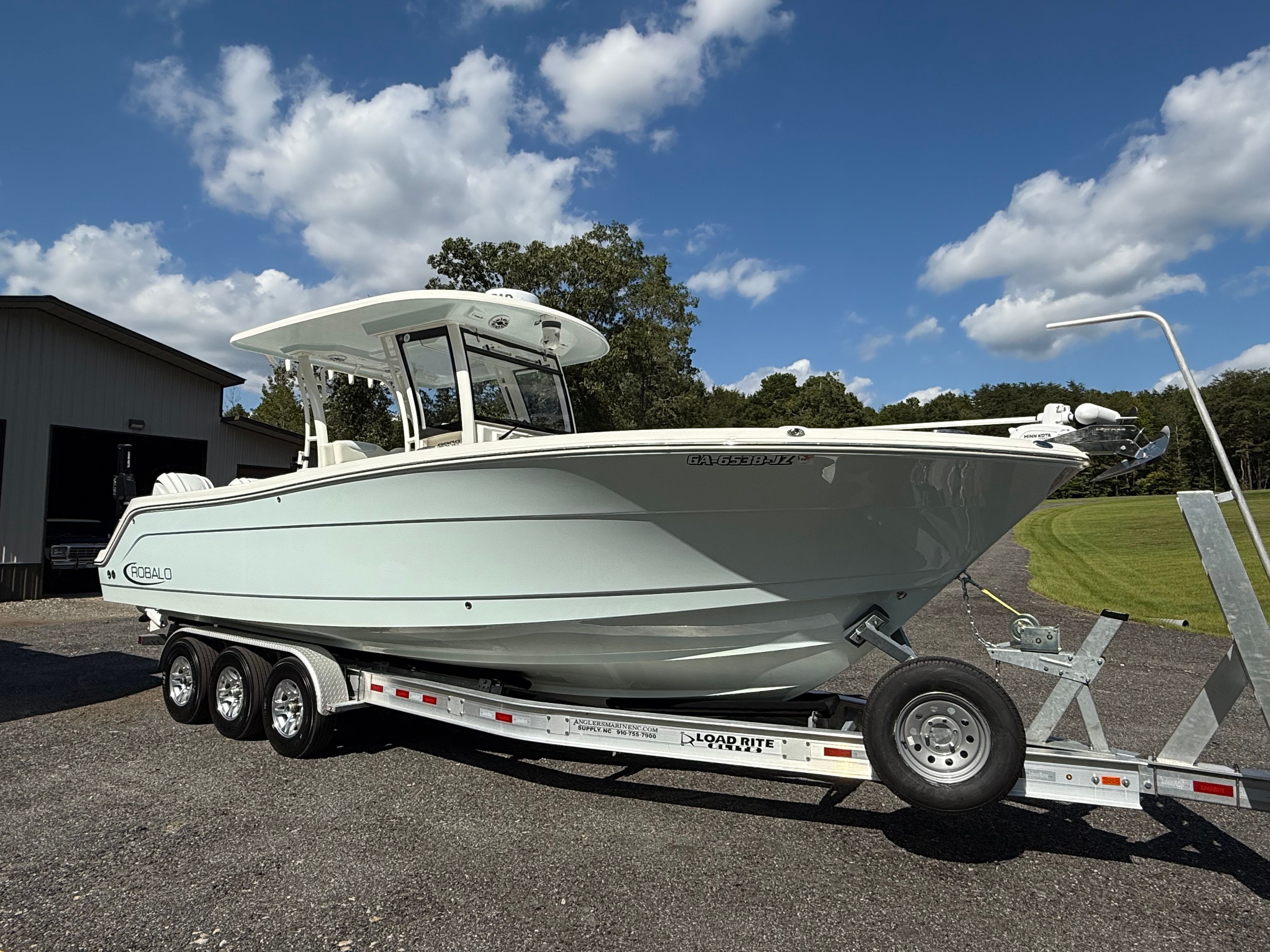 2023 Robalo R302 Center Console