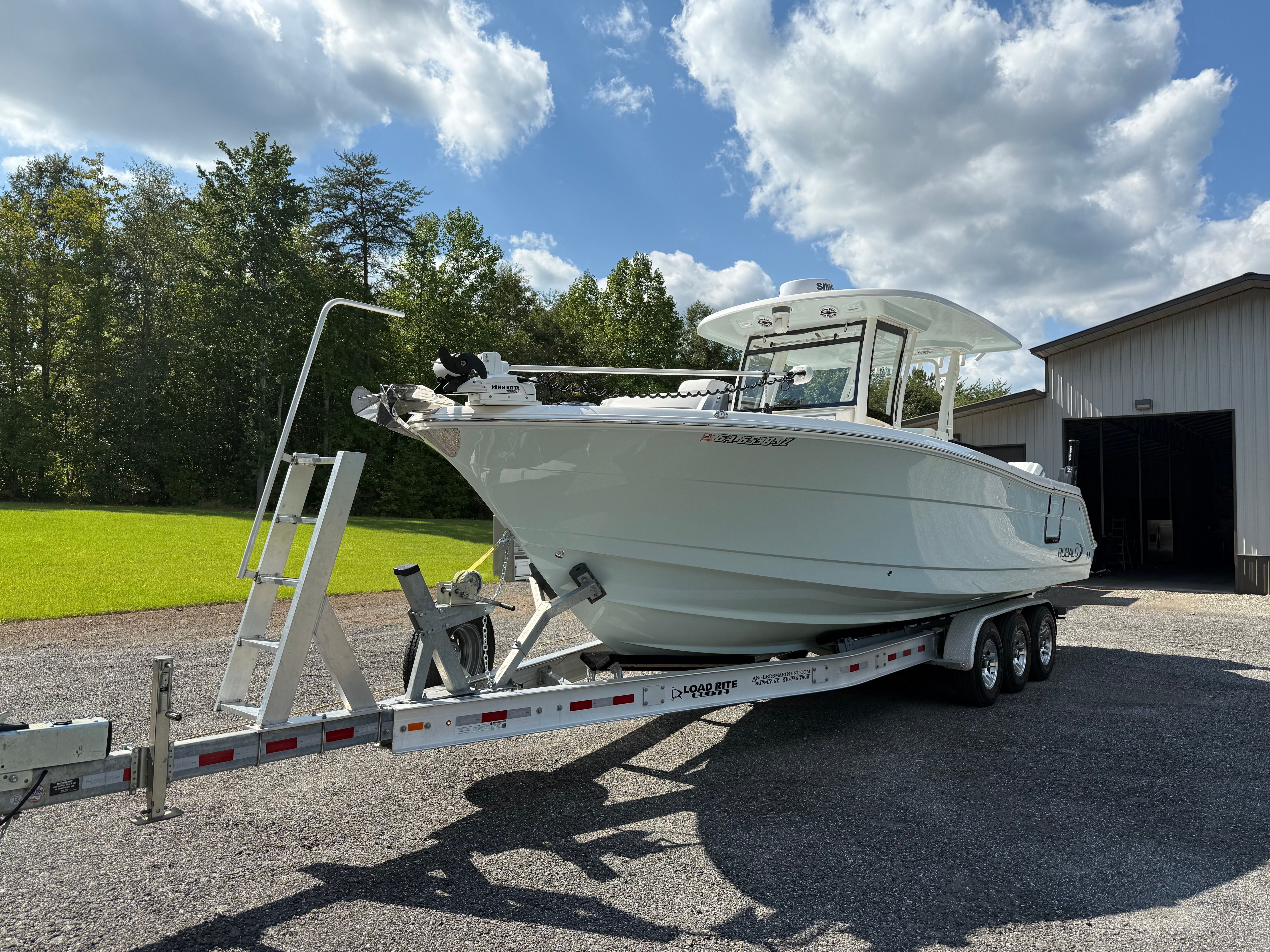 2023 Robalo R302 Center Console