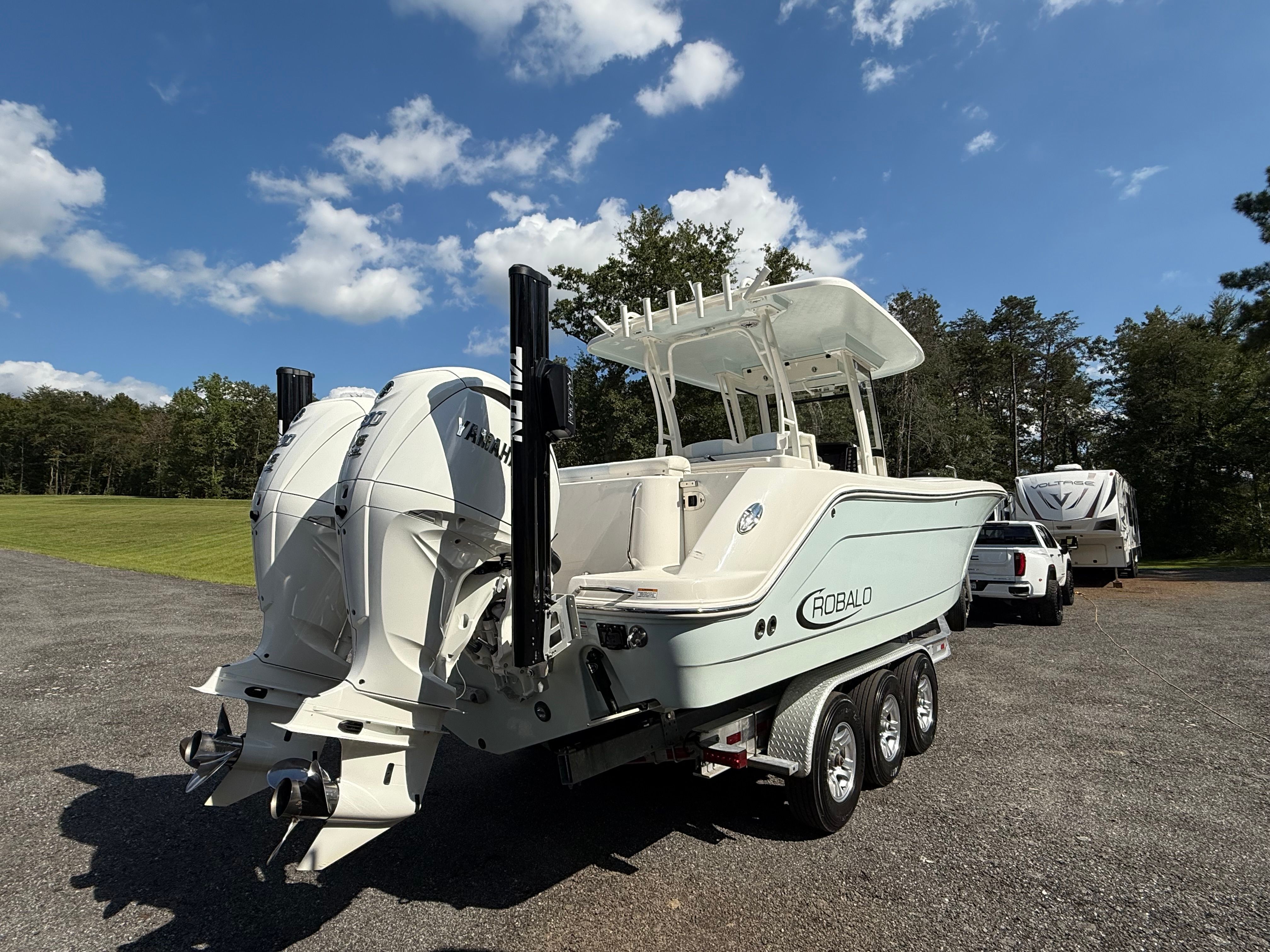 2023 Robalo R302 Center Console