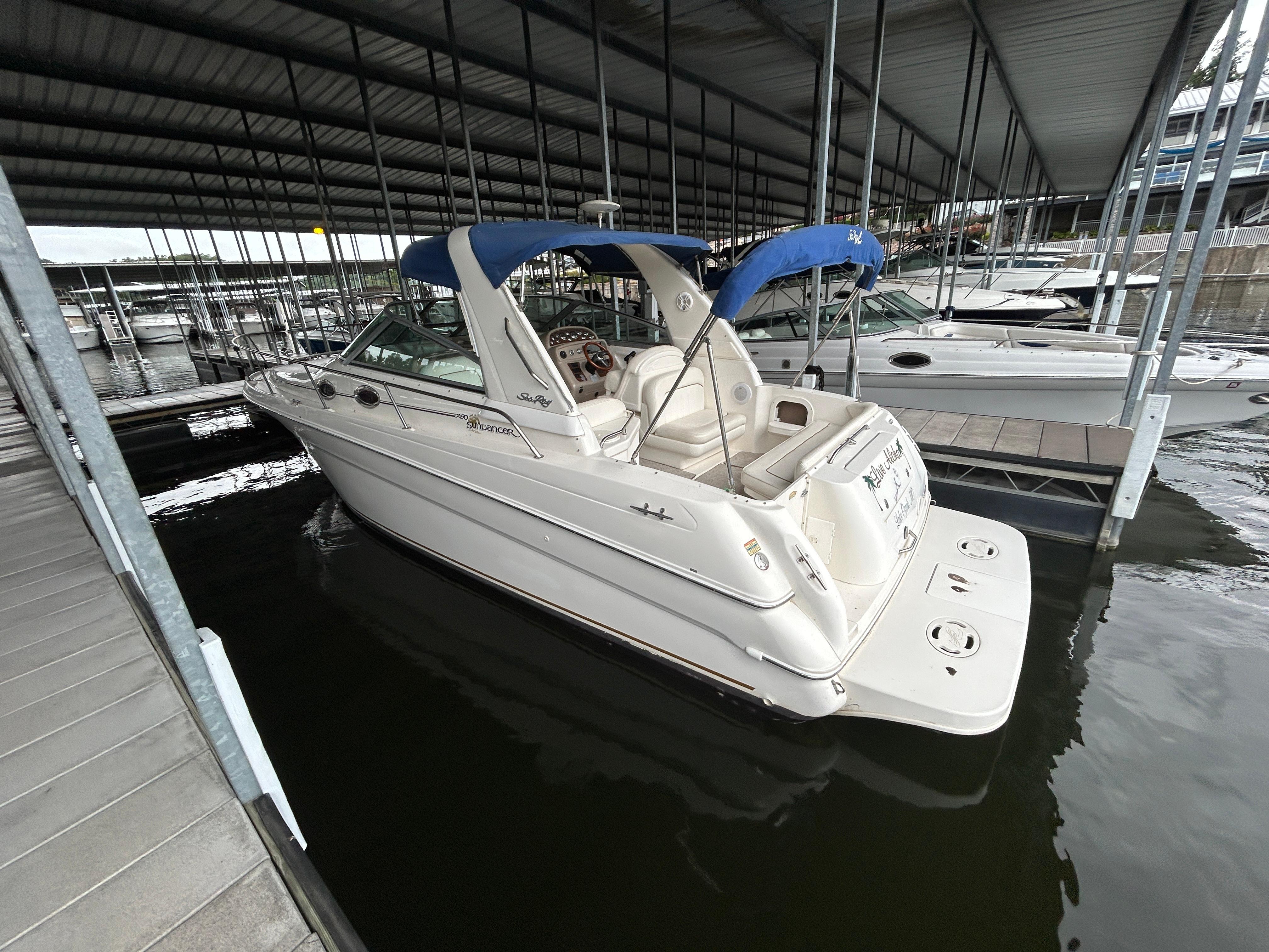 Sea Ray 290 Sundancer 2000 Sea Ray 290 Sundancer docked in a covered marina.